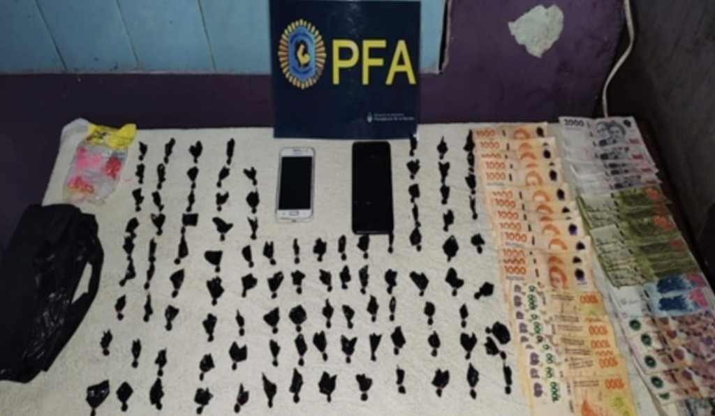 En los allanamientos, la policía incautó más de 64 mil pesos en efectivo, 100 dosis de cocaína fraccionadas y acondicionadas para la venta, dos autos y una docena de teléfonos celulares. 
